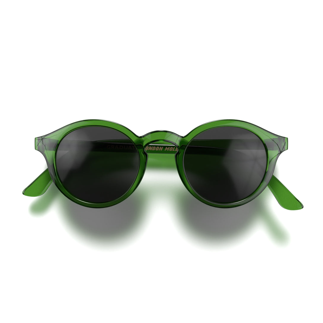 Front - Graduate sunglasses in transparent green featuring a soft circle frame and black UV400 lenses. The finishing touch to every outfit while protecting your eyes. 