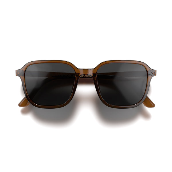 Front - Hollywood sunglasses in transparent brown featuring an oversized, iconic panto frame and black UV400 lenses. The finishing touch to every outfit while protecting your eyes. 