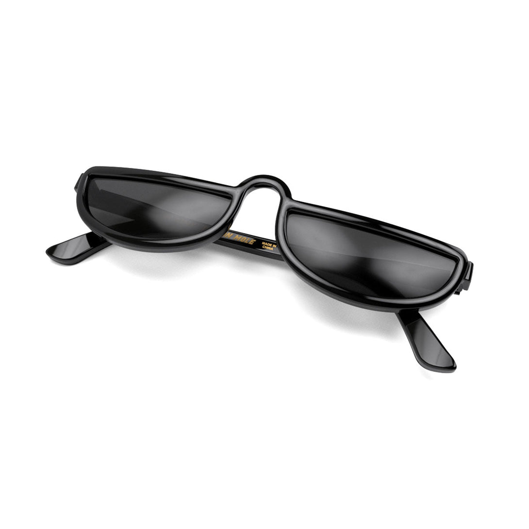 Closed skew - Brainy sunglasses ingloss black featuring a half-moon frame and black UV400 lenses. The finishing touch to every outfit while protecting your eyes. 