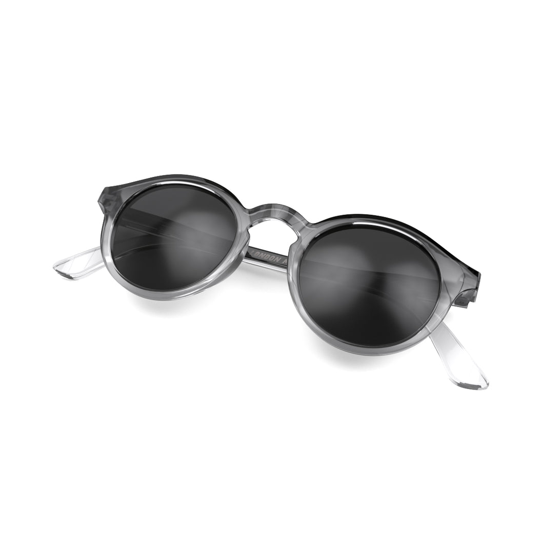 Folded skew - Graduate sunglasses in black fade featuring a soft circle frame and black UV400 lenses. The finishing touch to every outfit while protecting your eyes. 