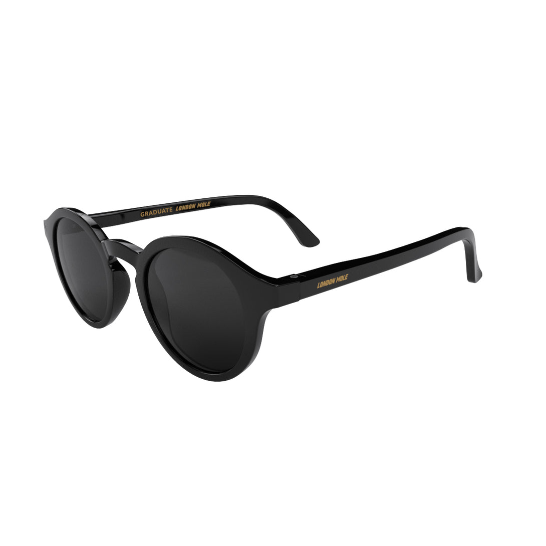 Open skew - Graduate sunglasses in gloss black featuring a soft circle frame and black UV400 lenses. The finishing touch to every outfit while protecting your eyes. 