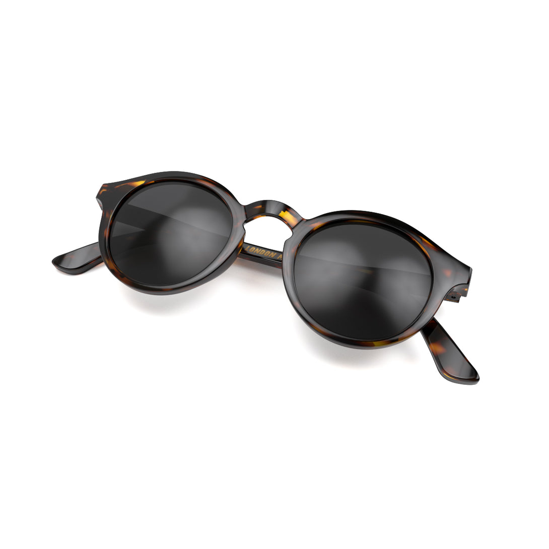 Folded skew - Graduate sunglasses in gloss tortoiseshell featuring a soft circle frame and black UV400 lenses. The finishing touch to every outfit while protecting your eyes. 