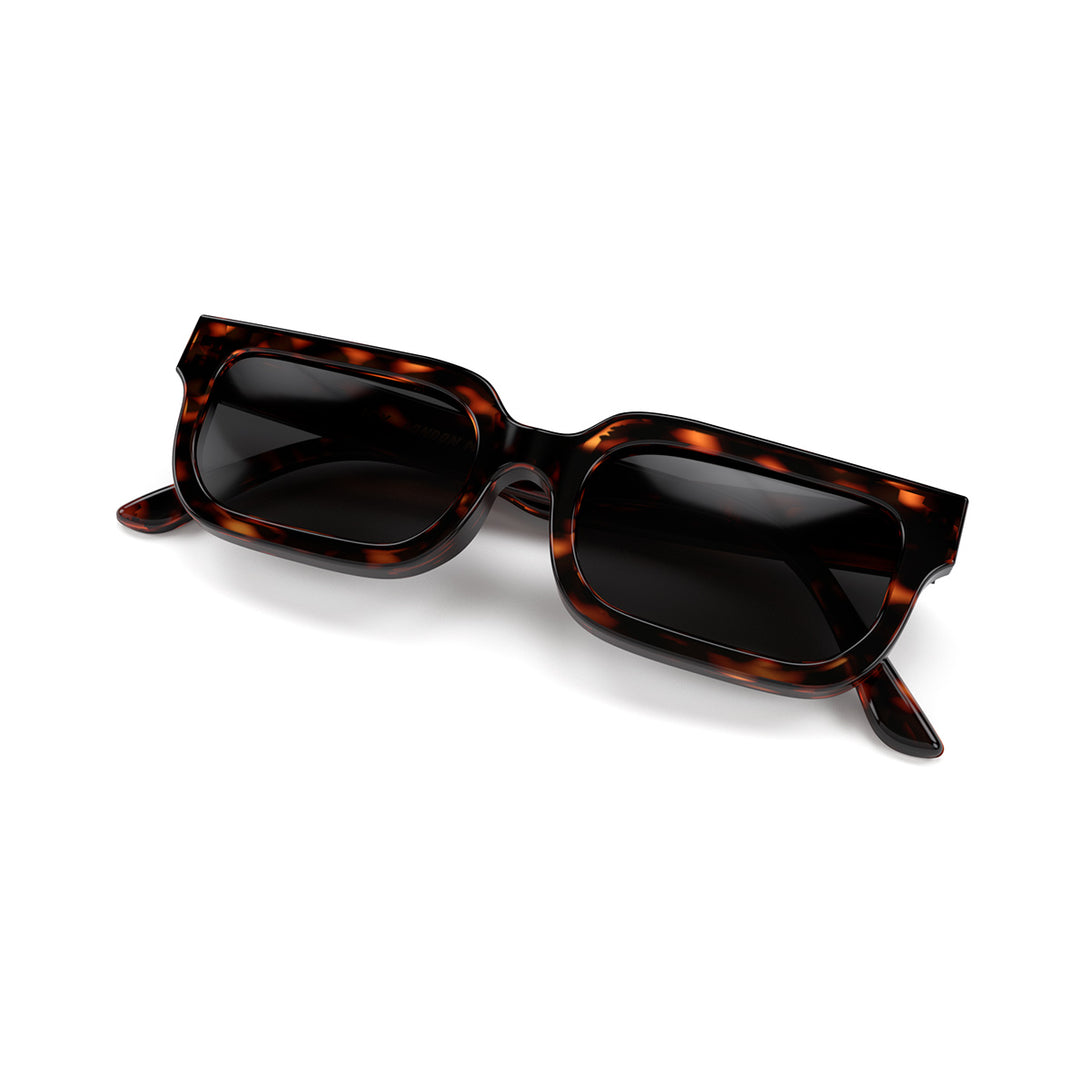 Folded skew - Icy sunglasses in gloss tortoiseshell featuring a bold rectangle frame and black UV400 lenses. The finishing touch to every outfit while protecting your eyes.