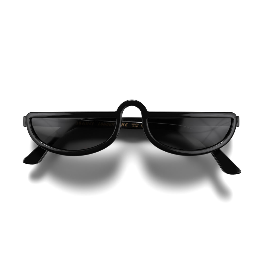 Front - Brainy sunglasses ingloss black featuring a half-moon frame and black UV400 lenses. The finishing touch to every outfit while protecting your eyes. 