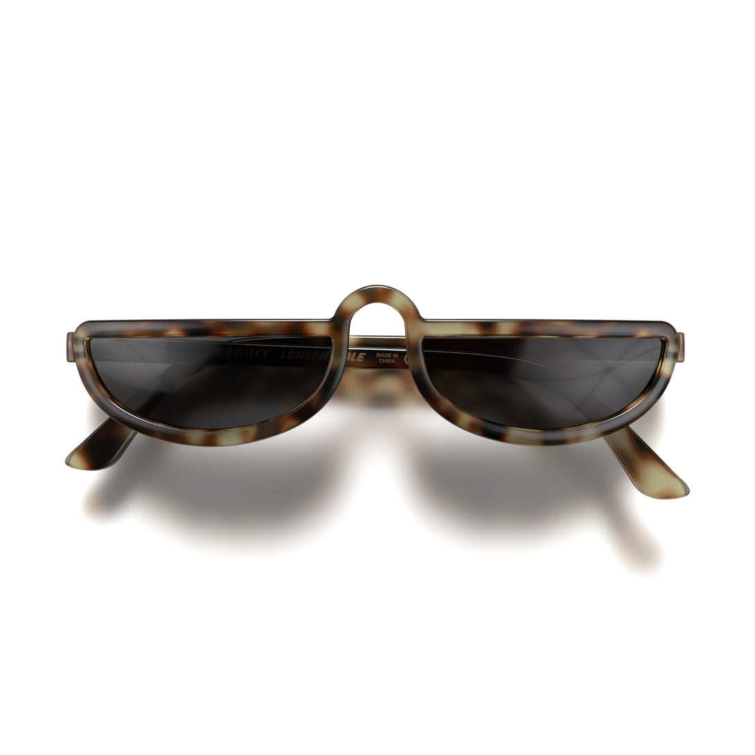 Front - Brainy sunglasses in pale tortoiseshell featuring a half-moon frame and black UV400 lenses. The finishing touch to every outfit while protecting your eyes. 