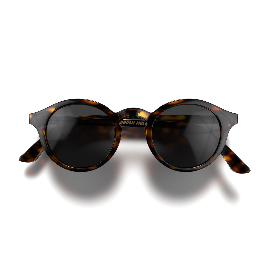Front - Graduate sunglasses in gloss tortoiseshell featuring a soft circle frame and black UV400 lenses. The finishing touch to every outfit while protecting your eyes. 