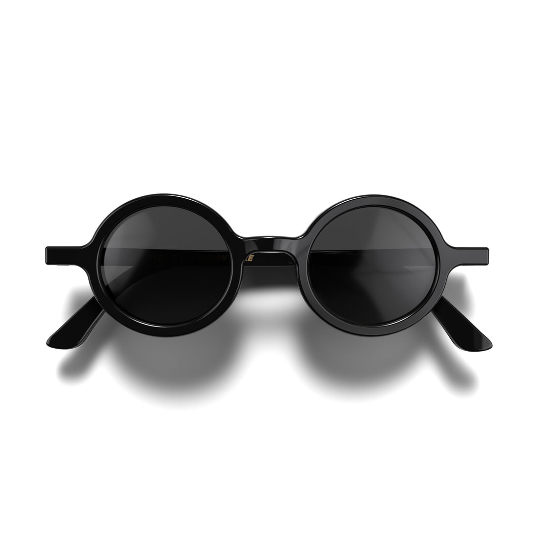 Front - Moly sunglasses gloss black  featuring an eccentrically round frame and black UV400 lenses. The perfect accessory.