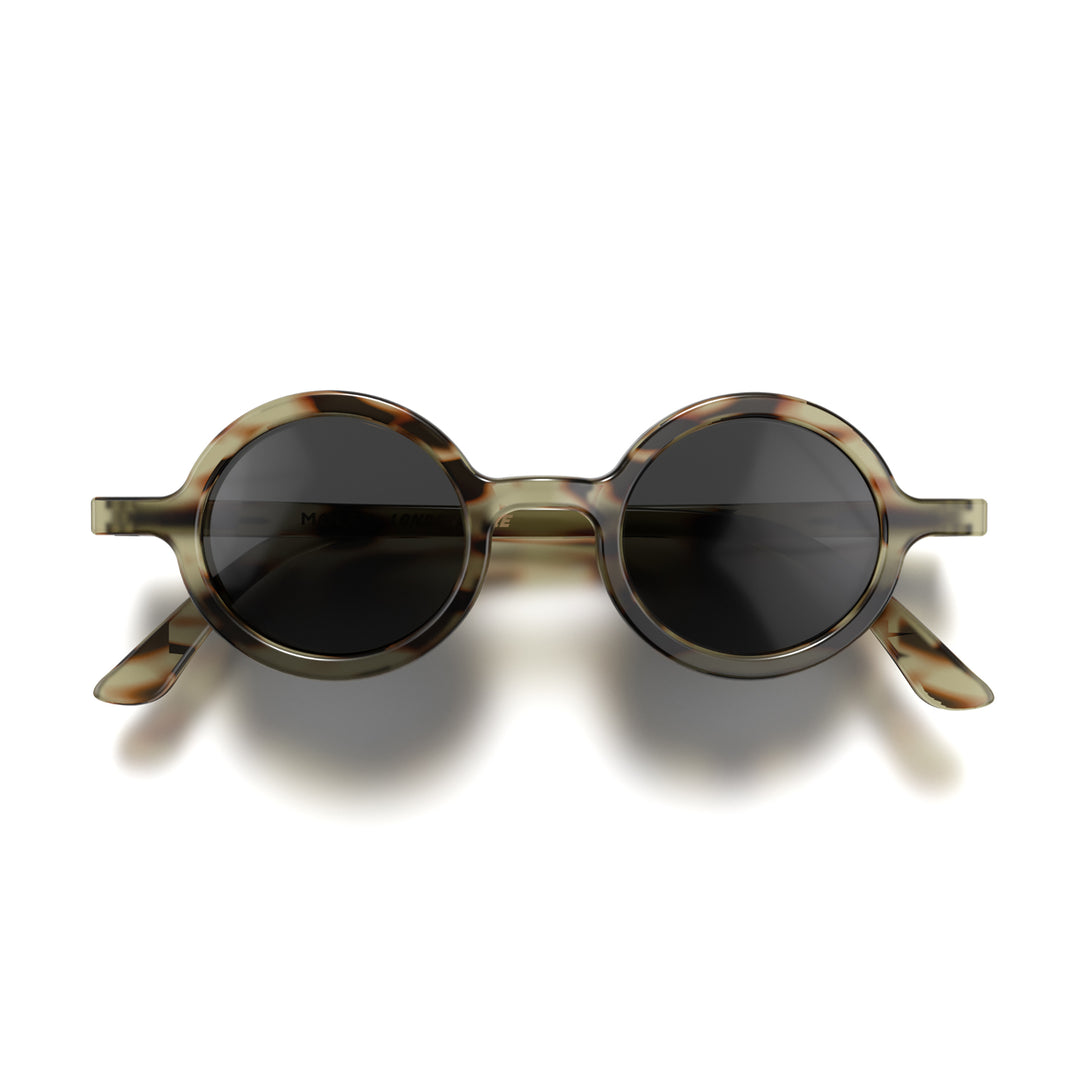 Folded front - Moly sunglasses pale tortoisehsell featuring an eccentrically round frame and black UV400 lenses. The perfect accessory.