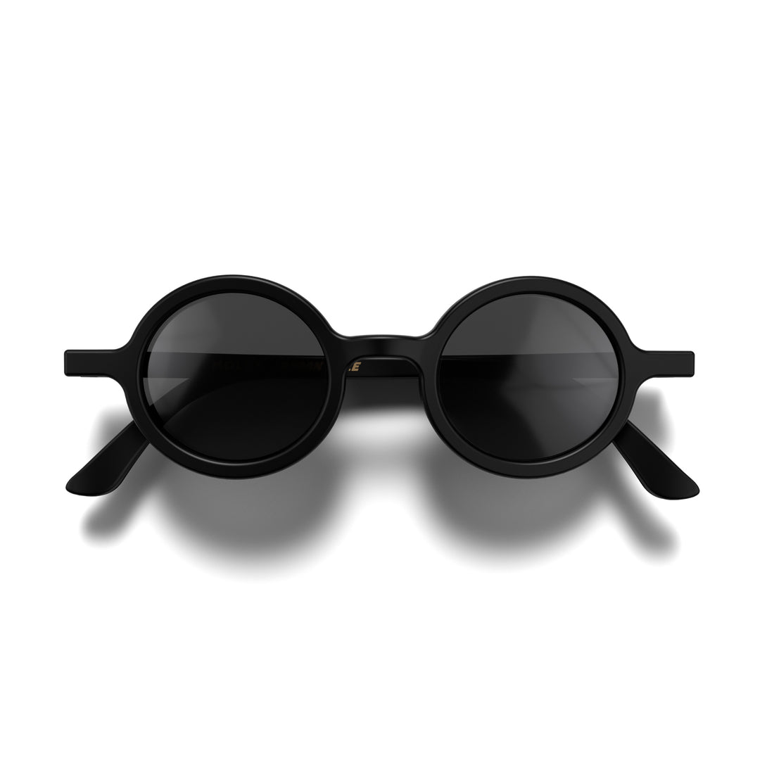 Front - Moly sunglasses matt black featuring an eccentrically round frame and black UV400 lenses. The perfect accessory.