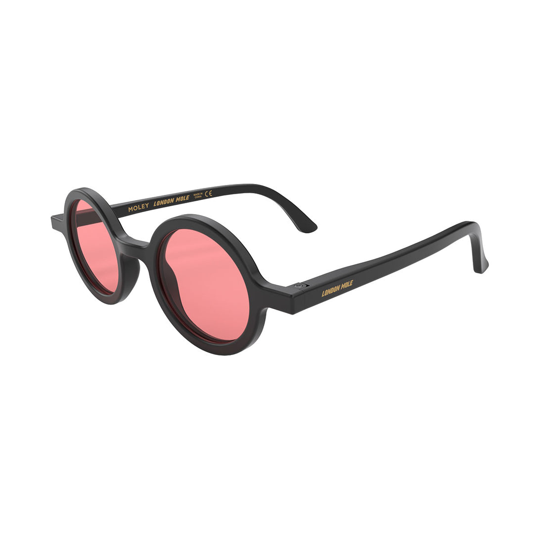 Open skew - Moly sunglasses matt black featuring an eccentrically round frame and red UV400 lenses. The perfect accessory.