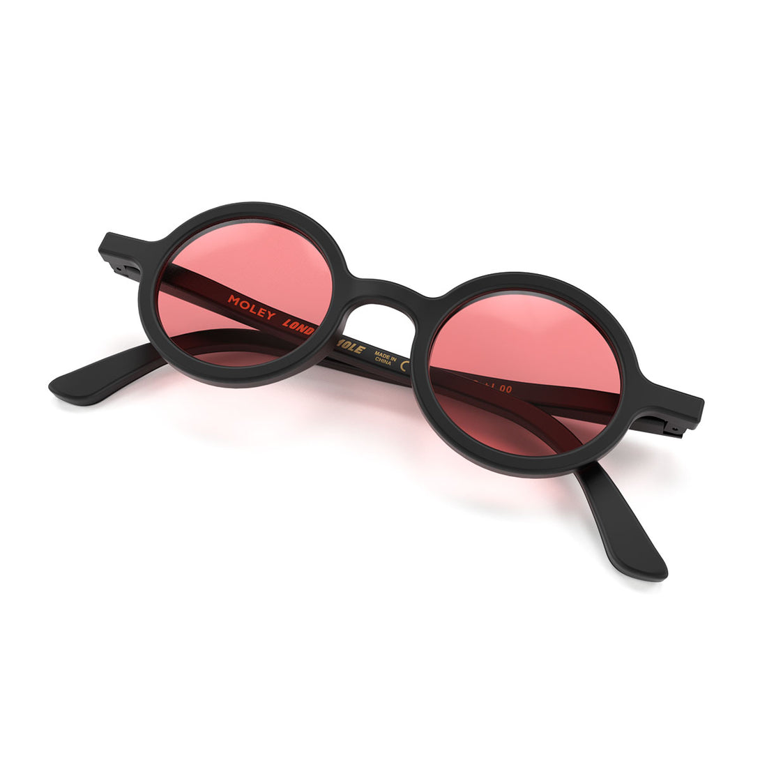 Folded skew - Moly sunglasses matt black featuring an eccentrically round frame and red UV400 lenses. The perfect accessory.