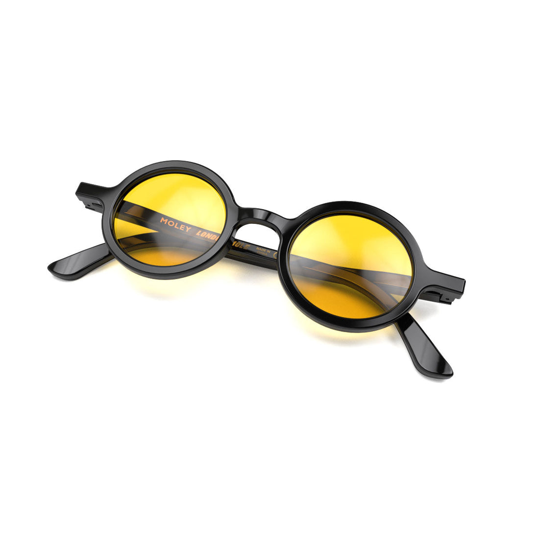 Folded skew - Moly sunglasses gloss black  featuring an eccentrically round frame and yellow UV400 lenses. The perfect accessory.