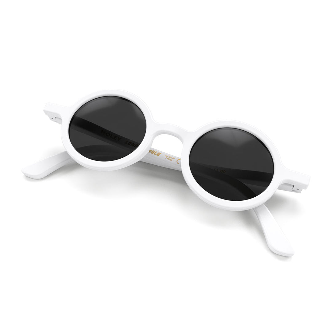 Folded skew - Moly sunglasses in matt white featuring an eccentrically round frame and black UV400 lenses. The perfect accessory.